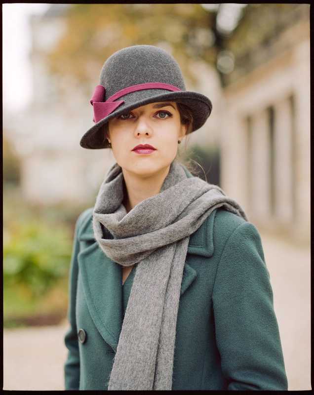Frédéric Lavilotte-Rolle Photographe Bordeaux - Portfolio: Mode - Portrait mode extérieur chapeau moyen format argentique couleur
