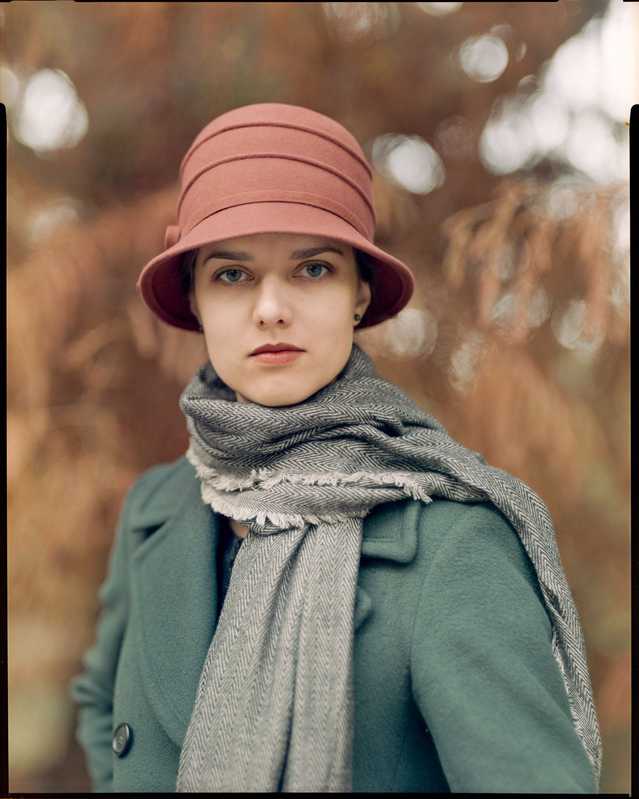 Frédéric Lavilotte-Rolle Photographe Bordeaux - Portfolio: Portraits argentiques - Portrait mode extérieur chapeau grand format argentique couleur