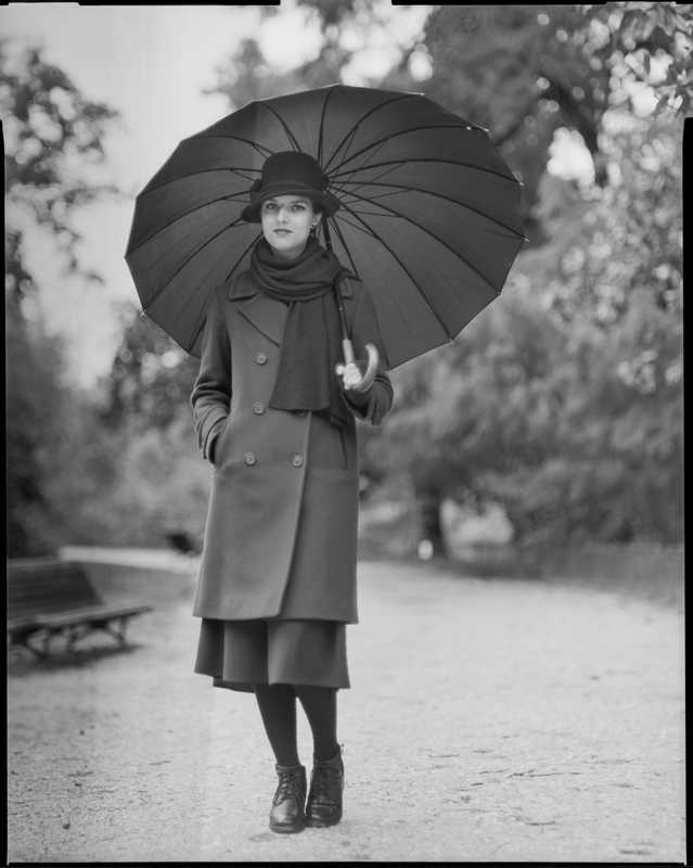 Frédéric Lavilotte-Rolle Photographe Bordeaux - Portfolio: Mode - Portrait mode extérieur chapeau grand format argentique noir et blanc