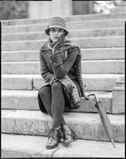 Frédéric Lavilotte-Rolle Photographe Bordeaux - Blog post: Falbalas - Portrait mode extérieur chapeau grand format argentique noir et blanc