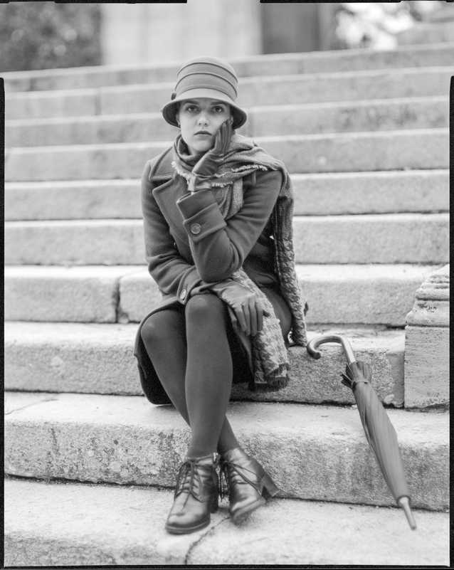 Frédéric Lavilotte-Rolle Photographe Bordeaux - Portfolio: Mode - Portrait mode extérieur chapeau grand format argentique noir et blanc