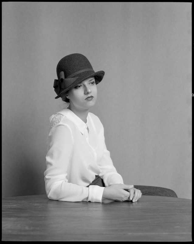 Frédéric Lavilotte-Rolle Photographe Bordeaux - Portfolio: Mode - Portrait mode studio chapeau moyen format argentique noir et blanc