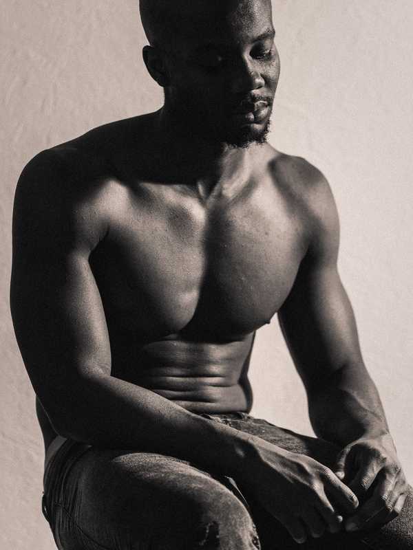 Frédéric Lavilotte-Rolle Photographe Bordeaux - Portfolio: Portraits masculins - Portrait studio masculin mannequin noir et blanc