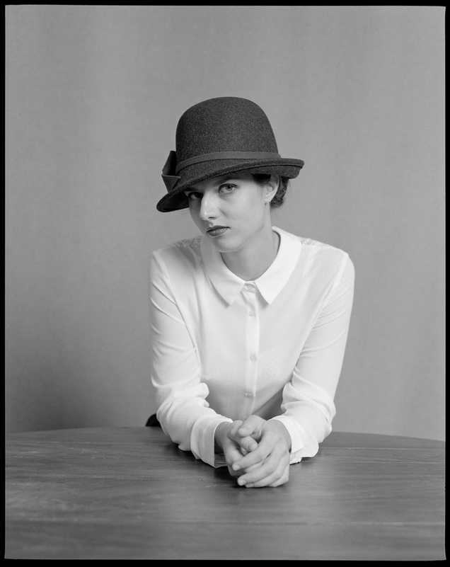 Frédéric Lavilotte-Rolle Photographe Bordeaux - Portfolio: Mode - Portrait mode studio chapeau moyen format argentique noir et blanc