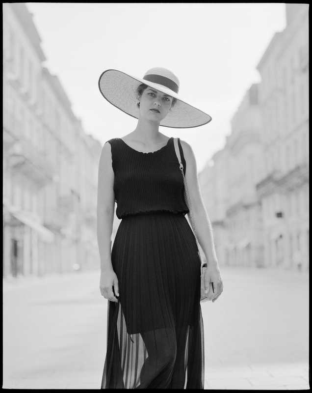Frédéric Lavilotte-Rolle Photographe Bordeaux - Portfolio: Mode - Portrait mode extérieur moyen format argentique noir et blanc