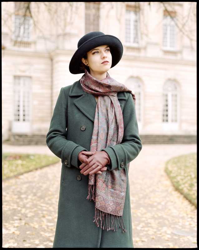 Frédéric Lavilotte-Rolle Photographe Bordeaux - Portfolio: Mode - Portrait mode extérieur chapeau moyen format argentique couleur
