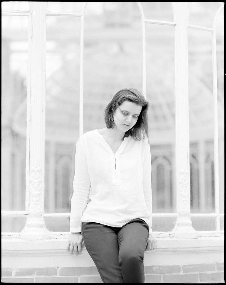 Frédéric Lavilotte-Rolle Photographe Bordeaux - Blog post: Sable et Raisin - Portrait extréieur mode moyen format argentique noir et blanc