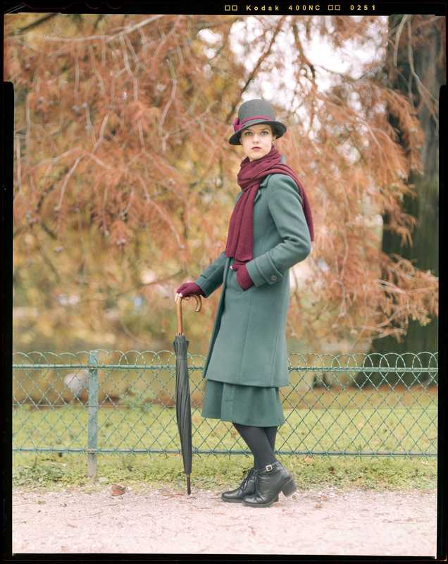 Frédéric Lavilotte-Rolle Photographe Bordeaux - Portfolio: Portraits extérieurs - Portrait mode extérieur chapeau grand format argentique couleur