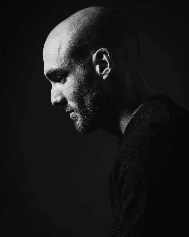 Frédéric Lavilotte-Rolle Photographe Bordeaux - Portfolio: Portraits studio - Portrait masculin comédien studio noir et blanc