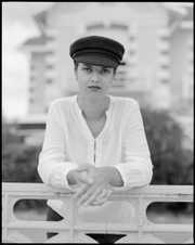 Frédéric Lavilotte-Rolle Photographe Bordeaux - Blog post: Alexandra - Portrait mode extérieur moyen format argentique noir et blanc