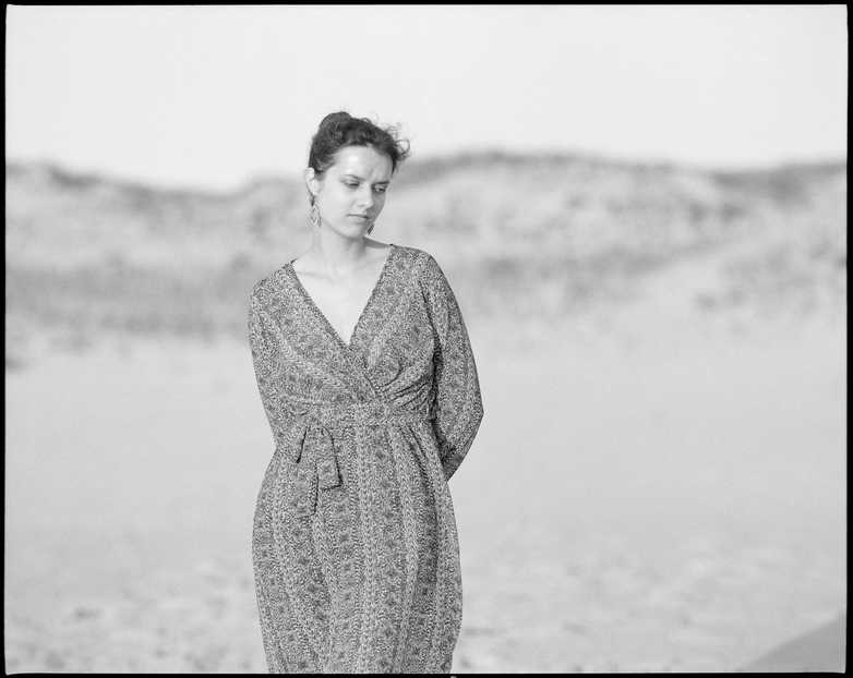 Frédéric Lavilotte-Rolle Photographe Bordeaux - Blog post: Alexandra - Portrait extérieur moyen format argentique noir et blanc