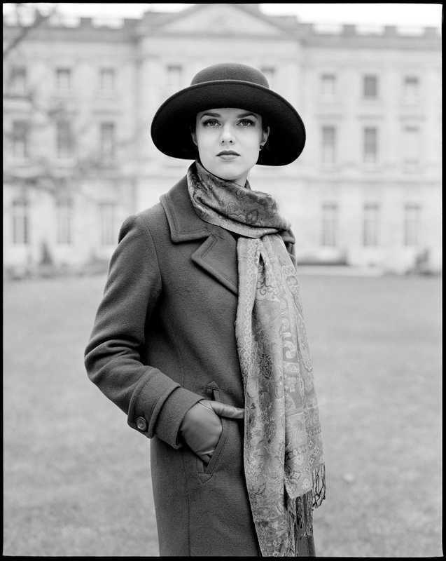 Frédéric Lavilotte-Rolle Photographe Bordeaux - Portfolio: Portraits extérieurs - Portrait mode extérieur chapeau moyen format argentique noir et blanc