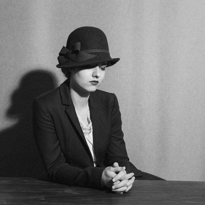 Frédéric Lavilotte-Rolle Photographe Bordeaux - Portfolio: Mode - Portrait mode studio chapeau noir et blanc