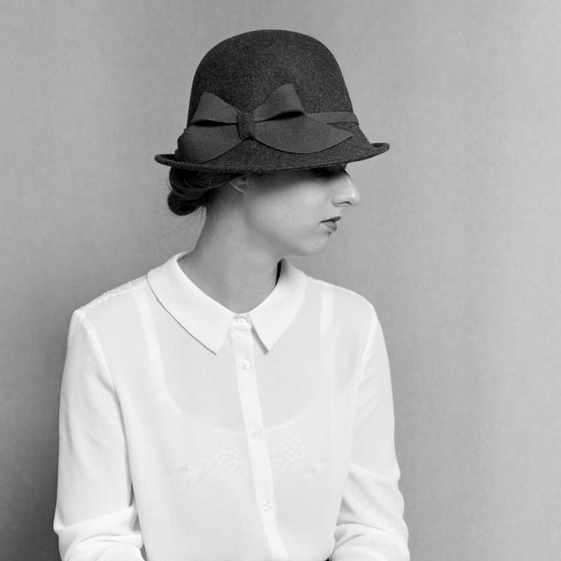 Frédéric Lavilotte-Rolle Photographe Bordeaux - Portfolio: Portraits argentiques - Portrait mode studio chapeau moyen format argentique noir et blanc